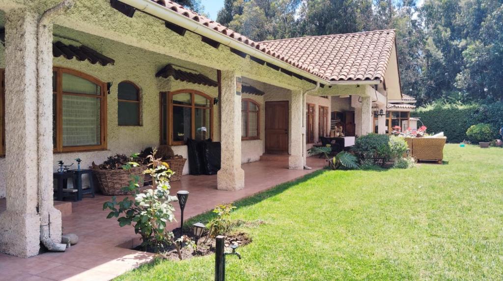 Fachada de La Dame-Jeanne con jardines y acceso a piscina en Calera de Tango